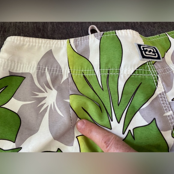 Floral Billabong Boardshorts - White & Green - Size 33 Medium Men’s Swimsuit - Picture 6 of 15